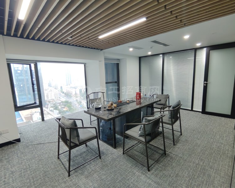 龙华清湖地铁站精装修办公室4+1格局，全景落地窗，视野非开阔