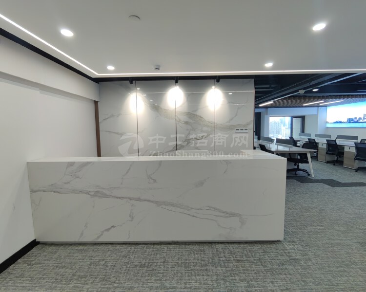 龙华清湖地铁站精装修办公室4+1格局，全景落地窗，视野非开阔