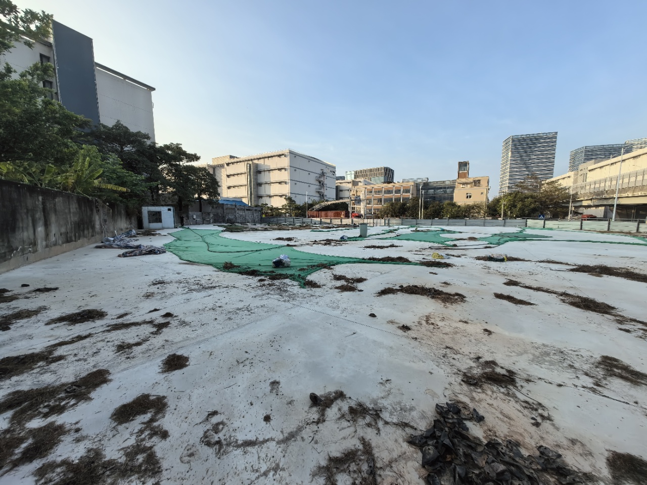 布吉主干道边已硬化空地3500平出租