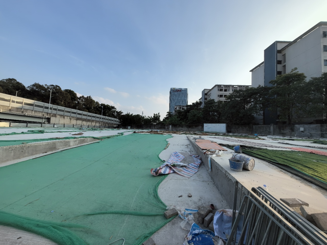 布吉主干道边已硬化空地3500平出租