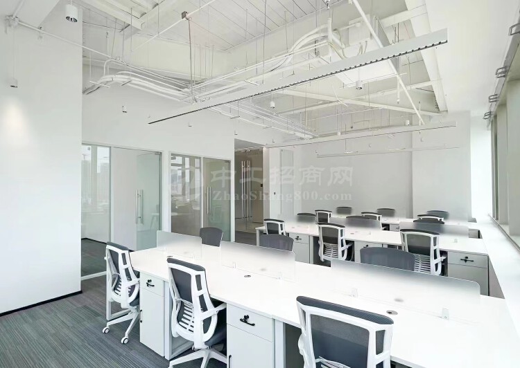 宝安宝华地铁口，甲级写字楼整层办公室2000平，带办公家具2