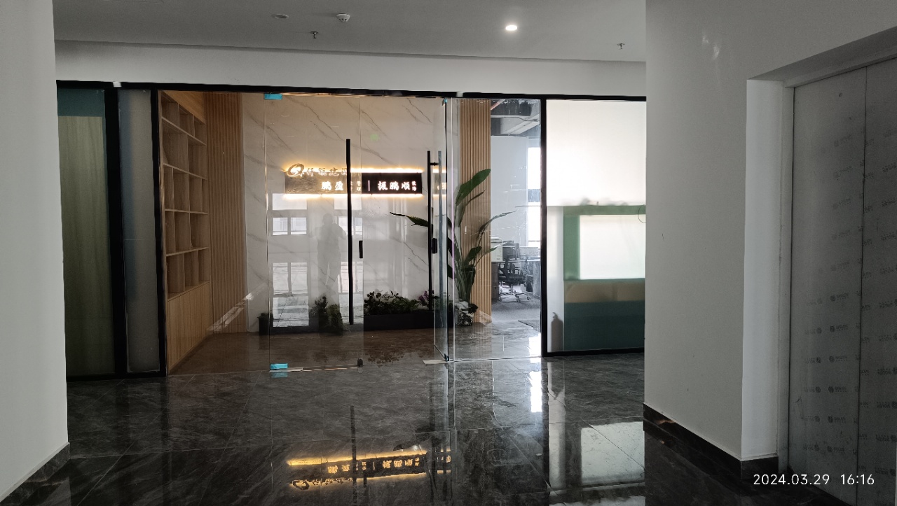 龙华豪华高档办公室，面积238平方3部电梯带有2部货梯