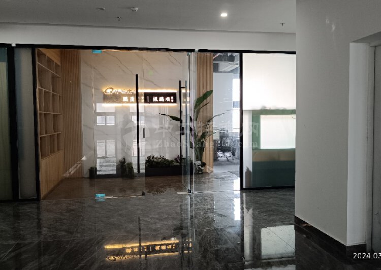 龙华豪华高档办公室，面积238平方3部电梯带有2部货梯1