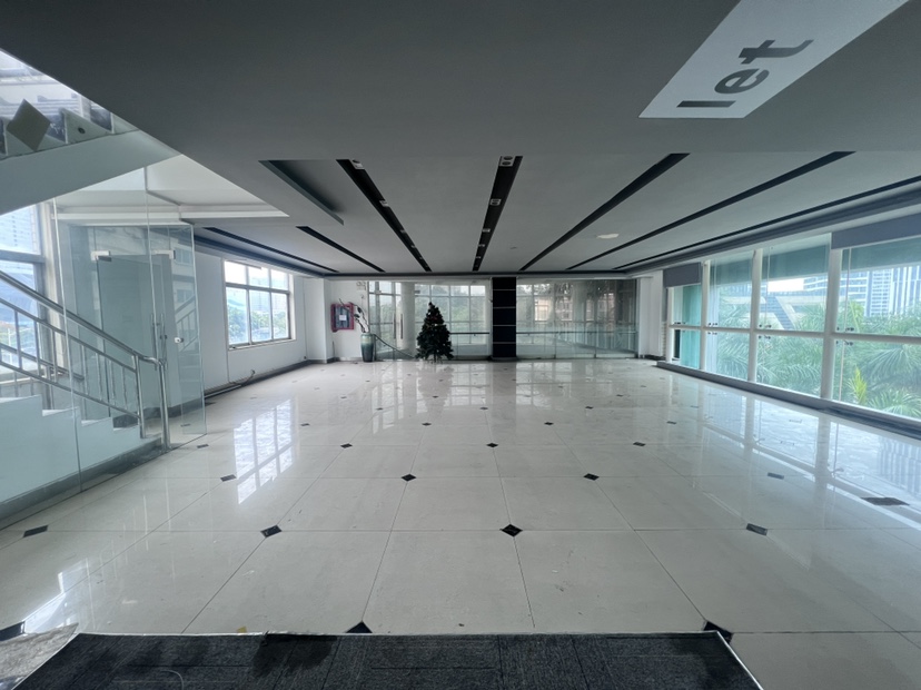 平湖木古地铁口700平整层精装办公室出租高使用率带现成隔间