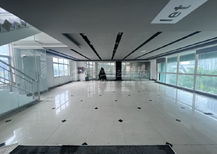平湖木古地铁口700平整层精装办公室出租高使用率带现成隔间2