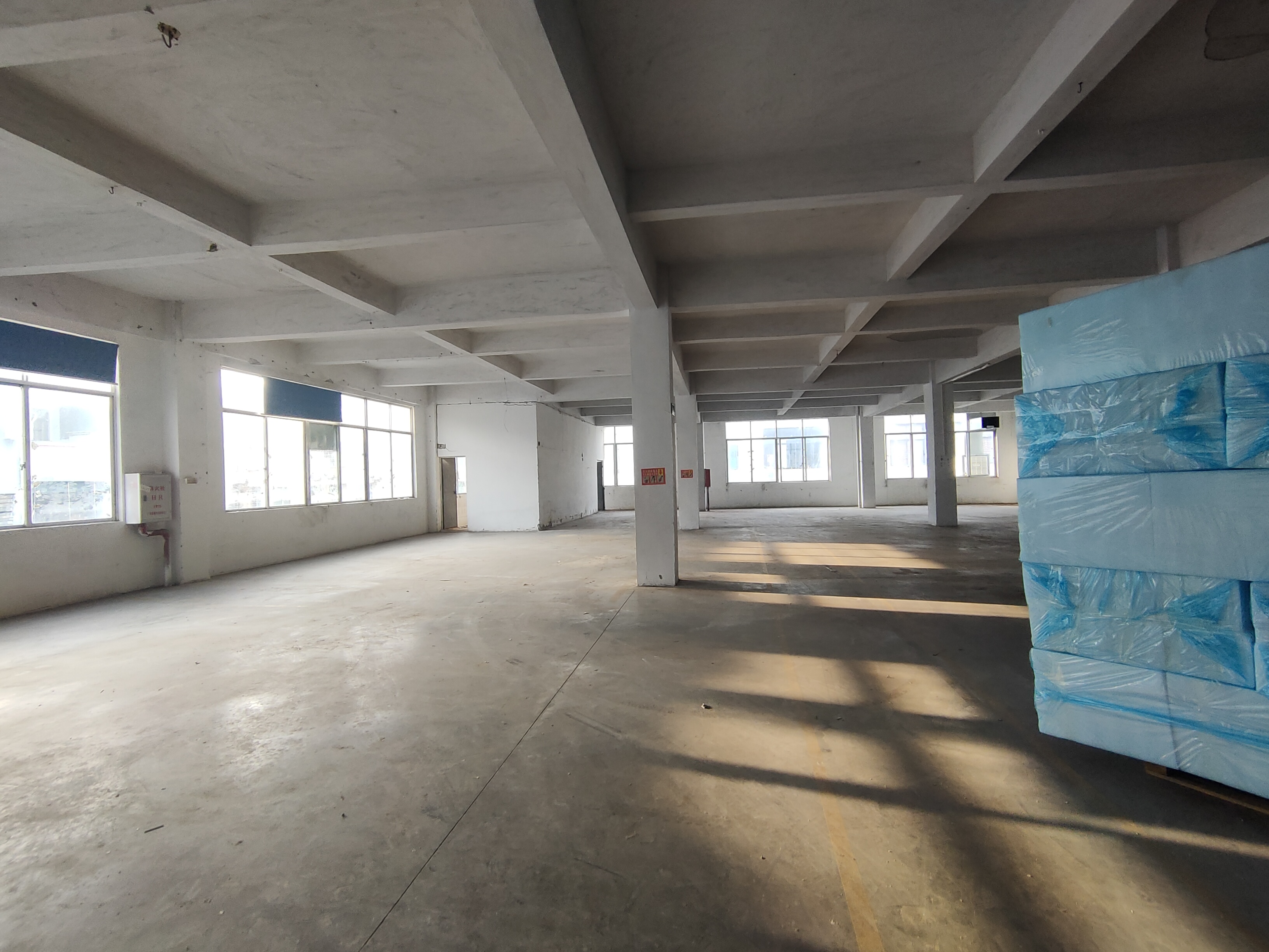 新塘夏埔楼上800方带办公室厂房仓库出租层高4.5米不限行业