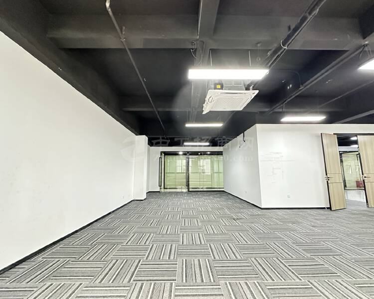 西乡银田创意园，精装办公室900平，4+1格局，户型方正