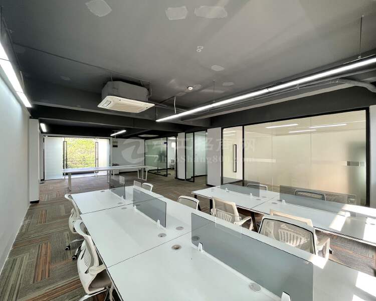 天河区长兴3+1格局的办公室，带家具赠送独立阳台面积233㎡