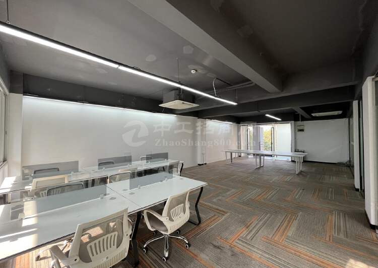 天河区长兴3+1格局的办公室，带家具赠送独立阳台面积233㎡6