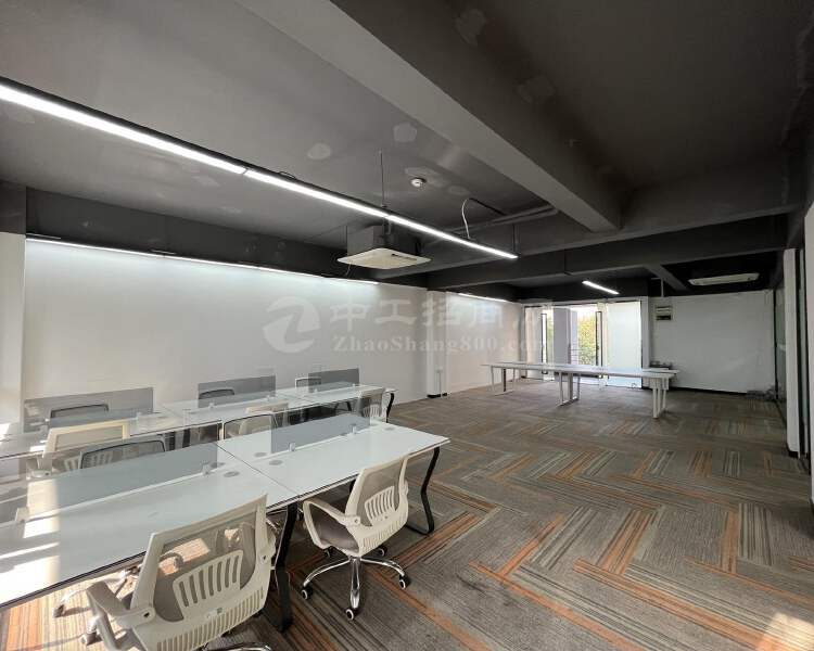 天河区长兴3+1格局的办公室，带家具赠送独立阳台面积233㎡