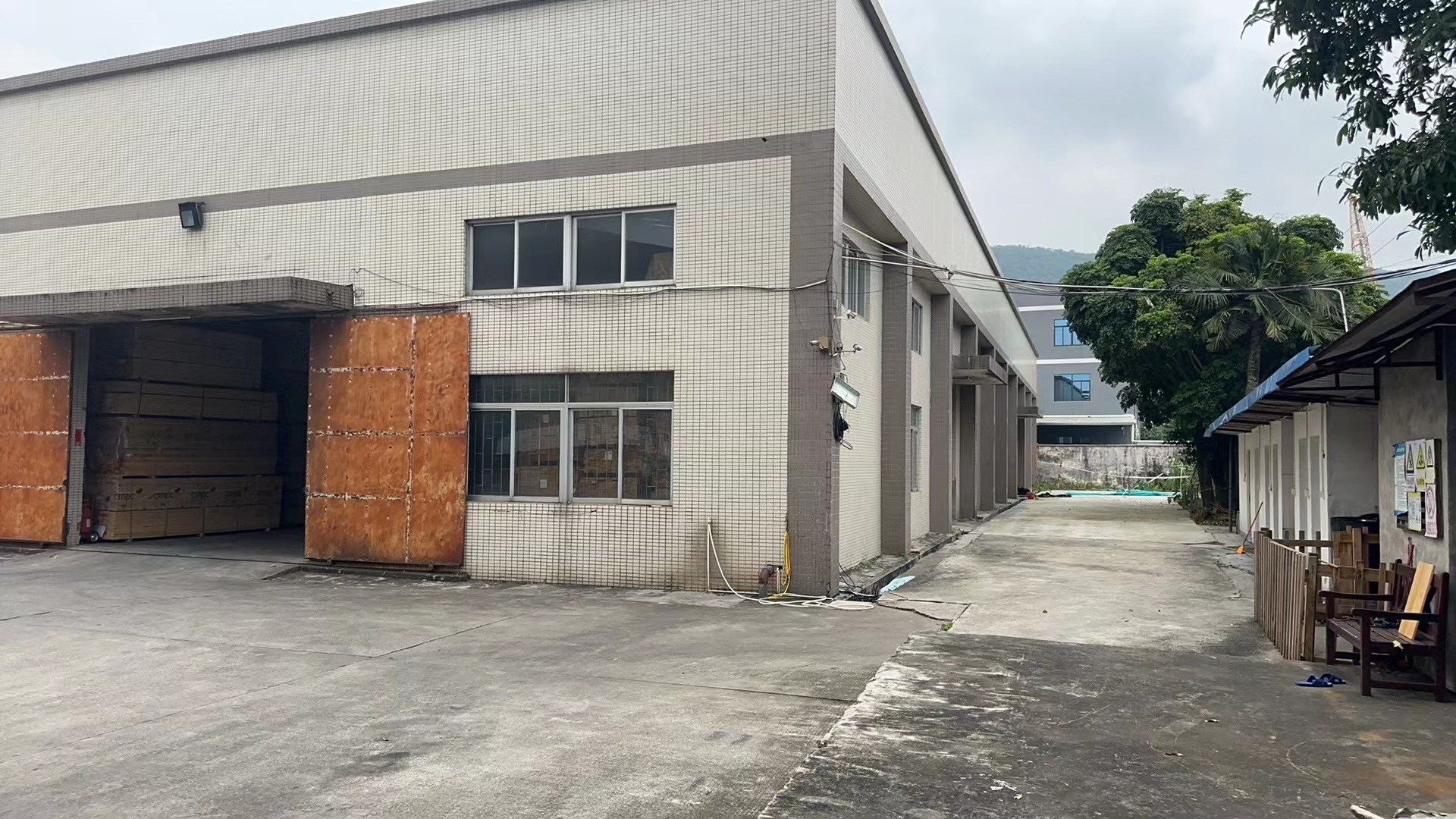 大岭山镇厚大路附近原房东独院砖墙到顶钢结构厂房出租 大岭山镇厚大路附近原房东独院砖墙到顶钢结构厂房出租