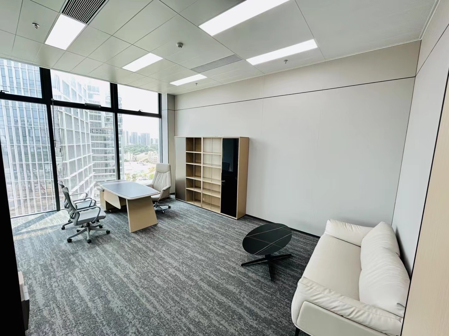 平湖金融基地楼上办公室80平方起租，精装办公室
