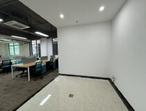 布吉李郎地铁口精装修办公室250平。带全新家具，空调