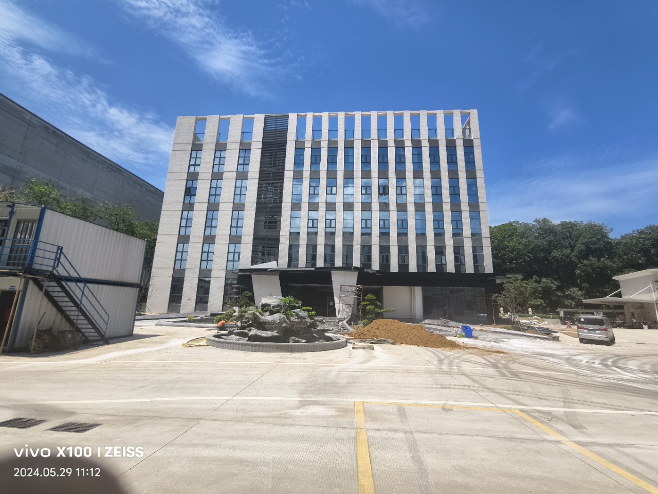 黄埔开发区，标准一楼高台仓库层高八米4000平出租。