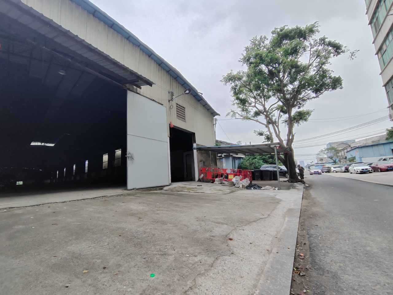 荔湾区单一层厂房仓库1900㎡，中间无柱，中高8米，可进拖挂