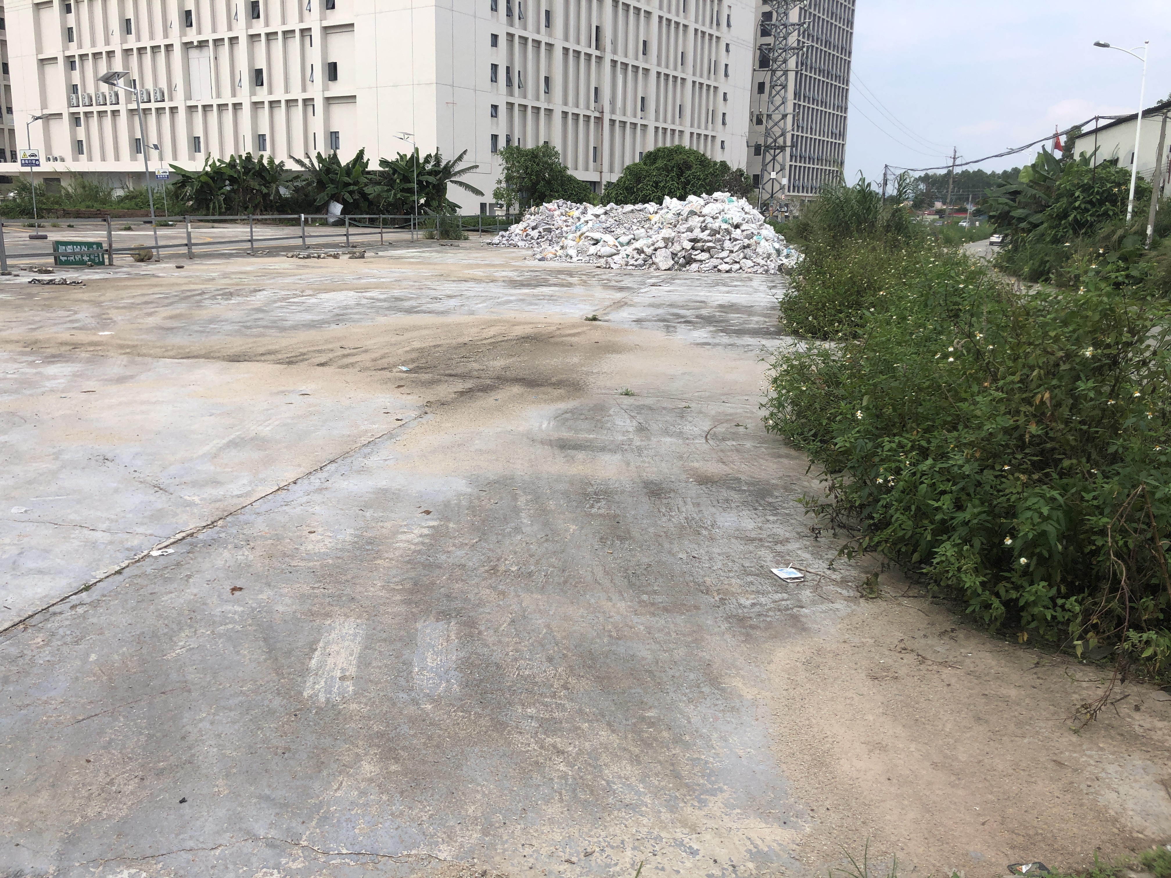 花东镇北兴路边新出1200方硬化空地1