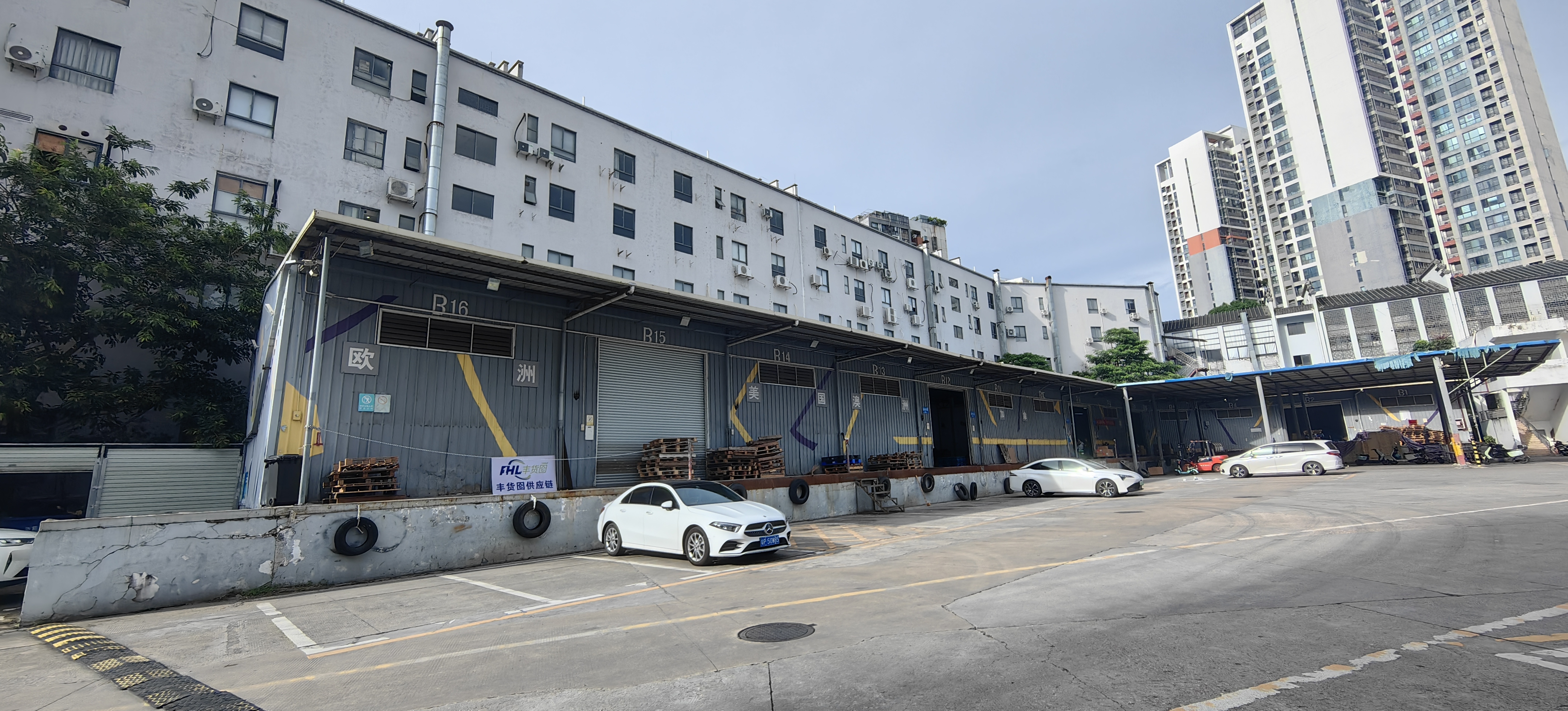 坂田梅林关南坑地铁站新出单一层钢结构带卸货平台一楼仓库出租。