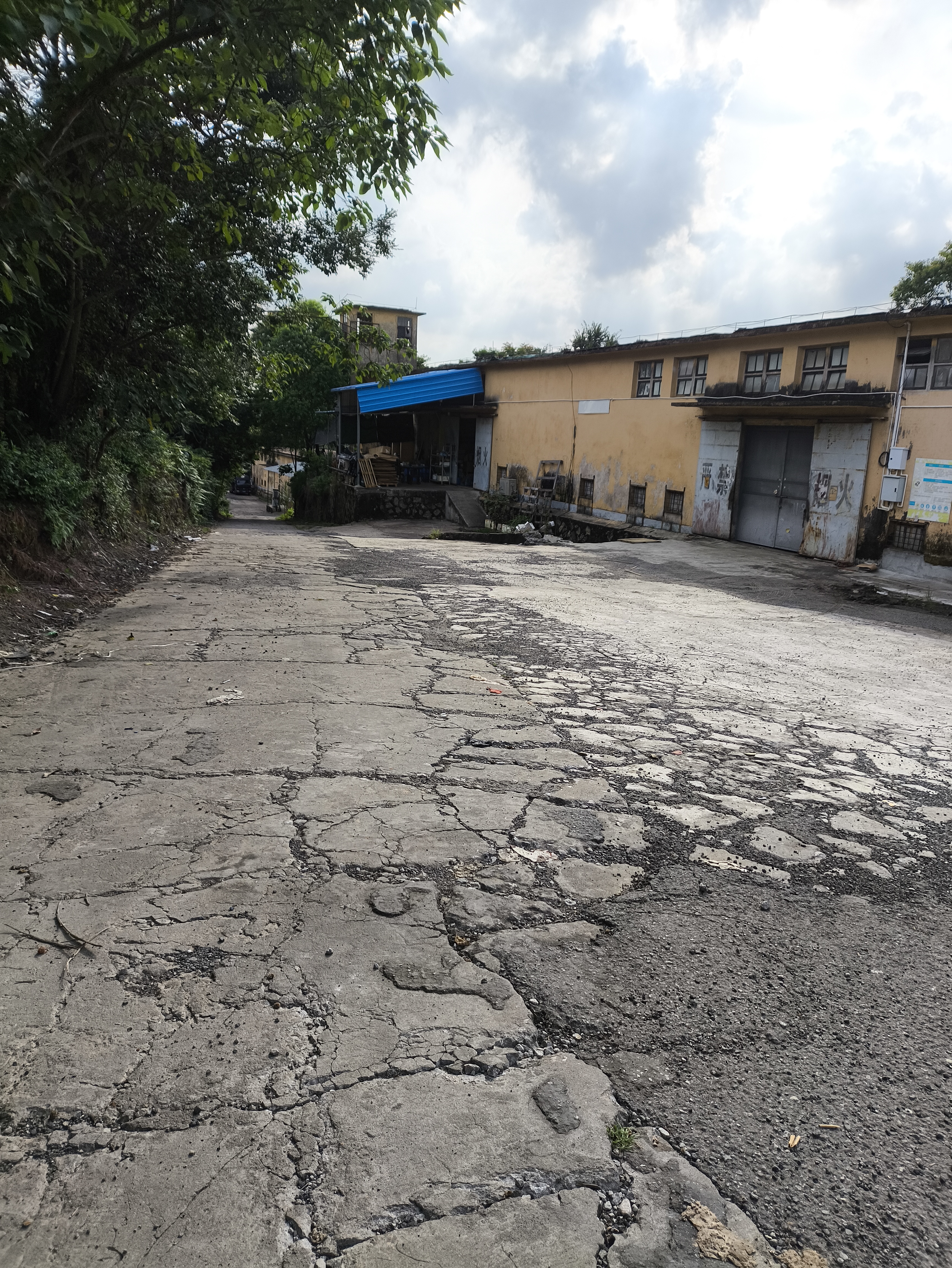 天河珠吉场地500-1000平，硬化道路宽敞，大小车进出方便2