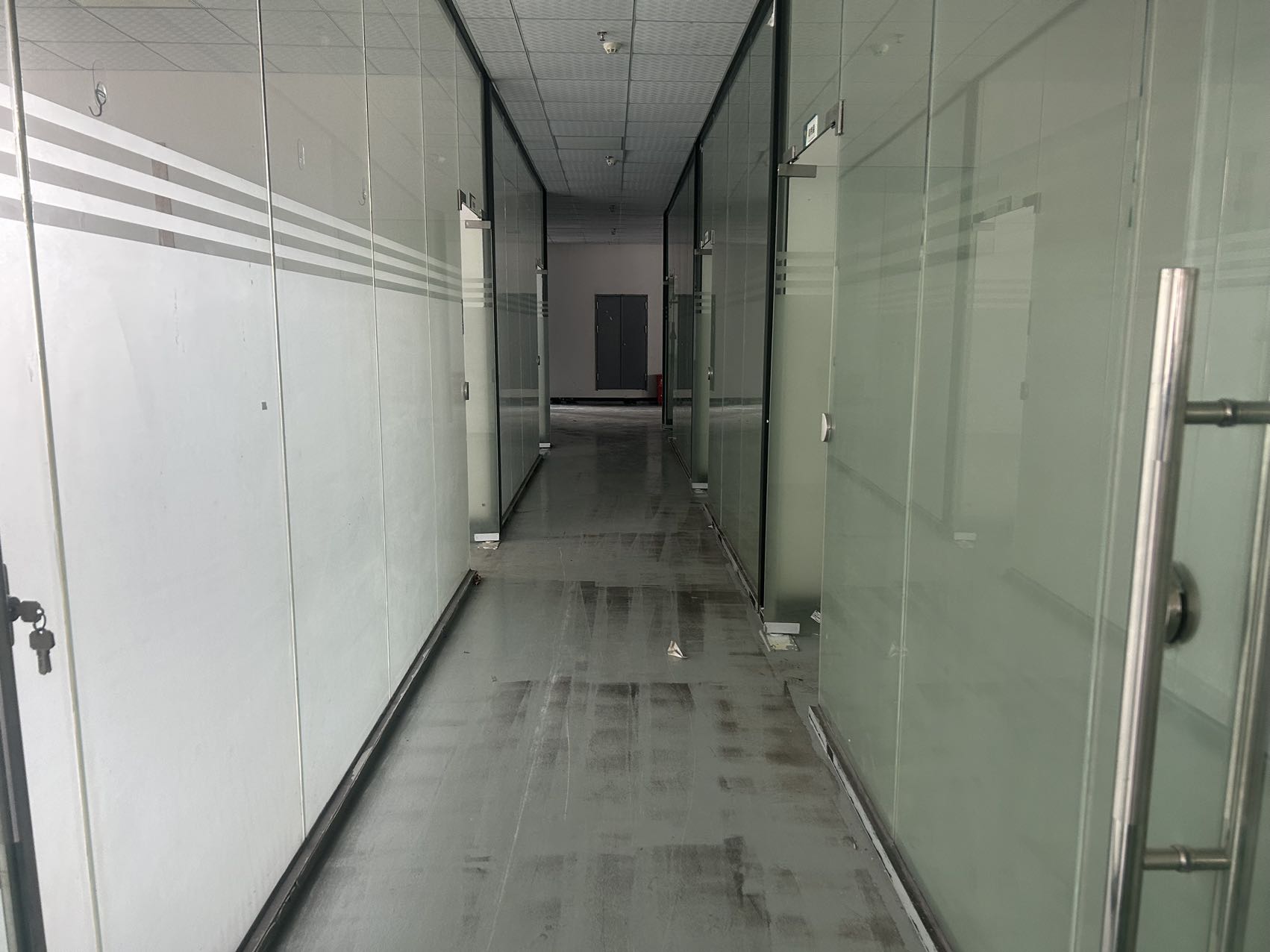 大岭山镇连平村原房东工业园三楼现成装修厂房出租 大岭山镇连平村原房东工业园三楼现成装修厂房出租