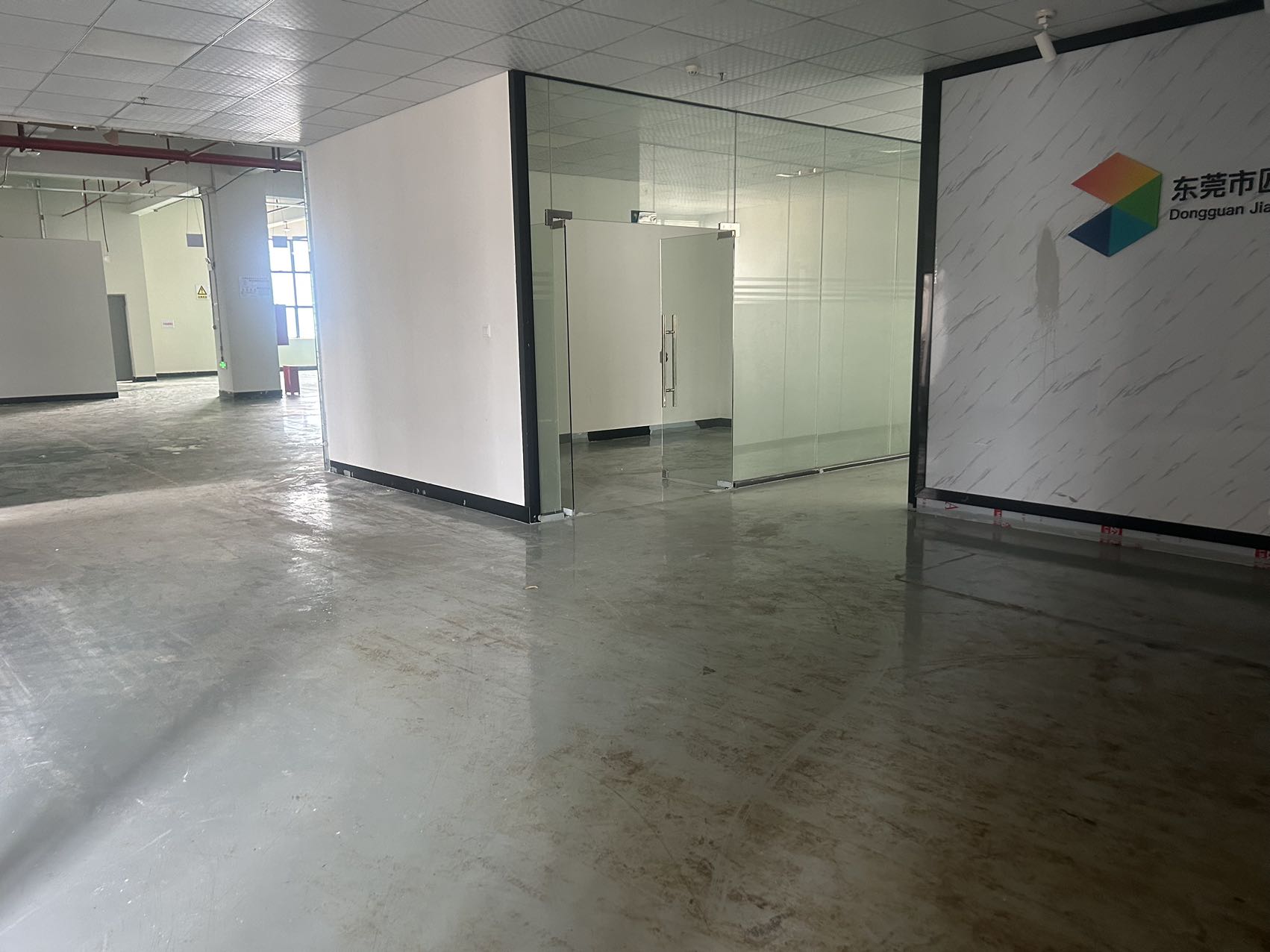 大岭山镇连平村原房东工业园三楼现成装修厂房出租 大岭山镇连平村原房东工业园三楼现成装修厂房出租