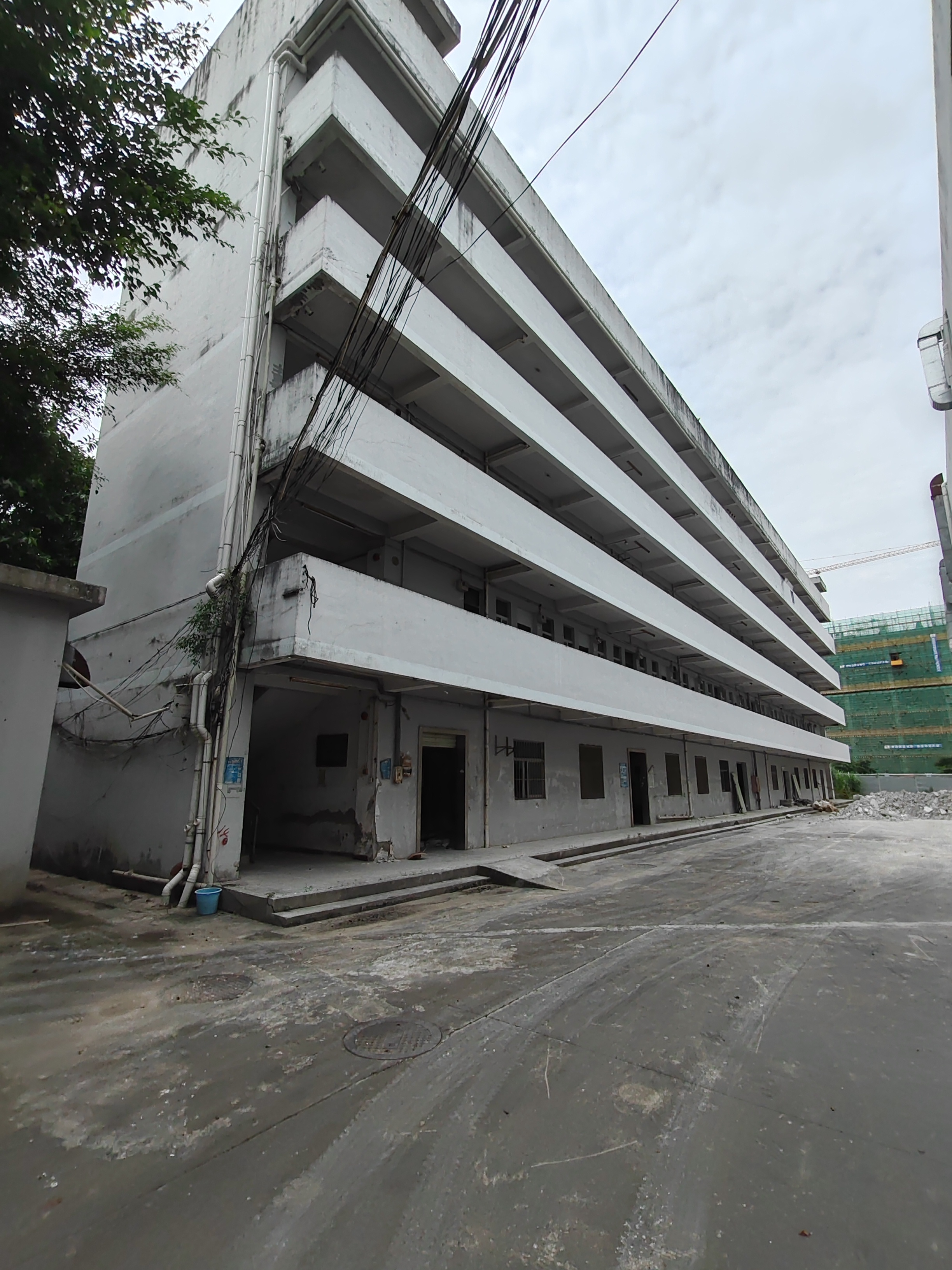园山街道横坪公路旁空出五层宿舍楼。一楼可做办公。楼上可改公寓