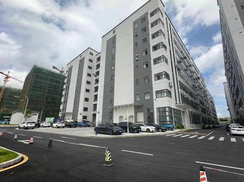 茶山工业园新空出楼上3000平。精装修！可拎包入住！