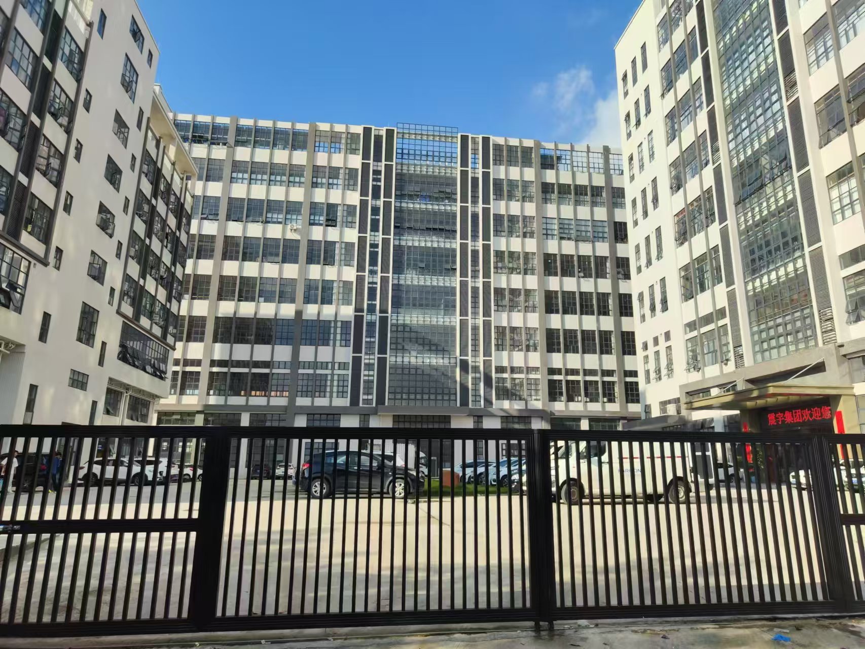 东莞市常平镇衣服原房东新街新建工业园内标准厂房二楼2500平