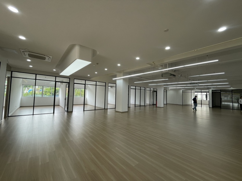 高塘石地铁站边1000 m²办公区，16 +1 格局，4