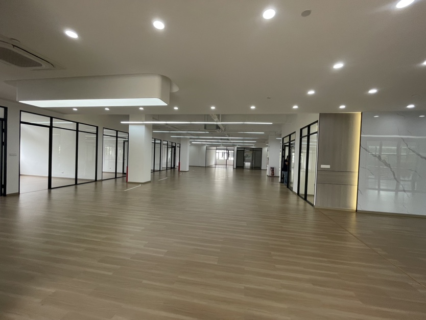 高塘石地铁站边1000 m²办公区，16 +1 格局，7