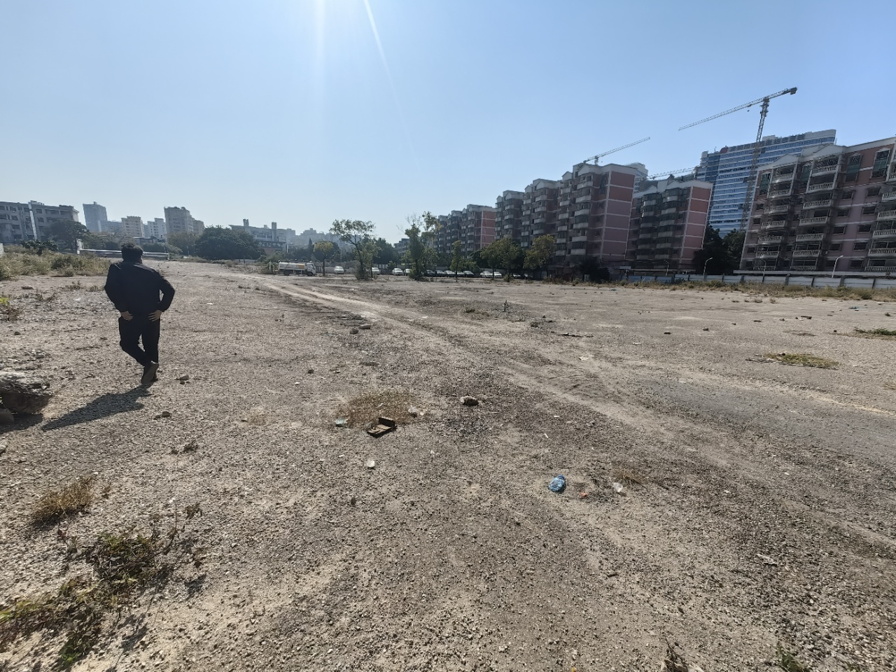 沙沙井沃尔玛附近空地五六万平出租，樱花空地报价18元，未硬化3