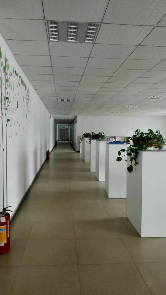 地铁口带装修写字楼出租