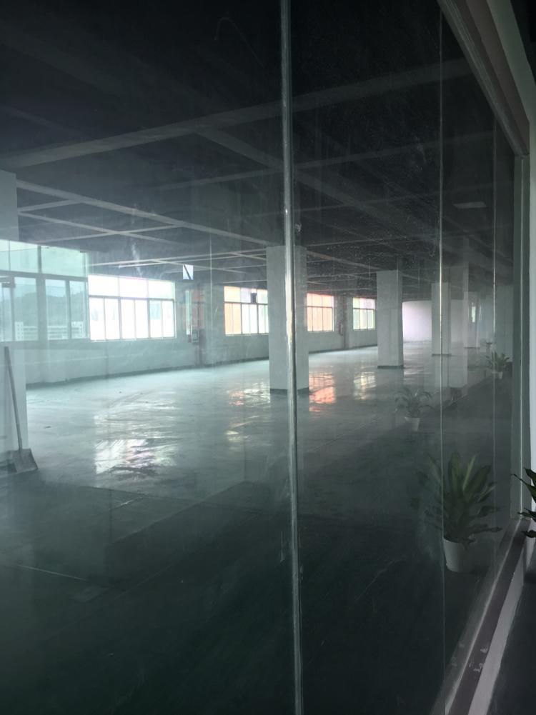 横岗六约社区精装修写字楼1000平方大小已格好,地铁口500