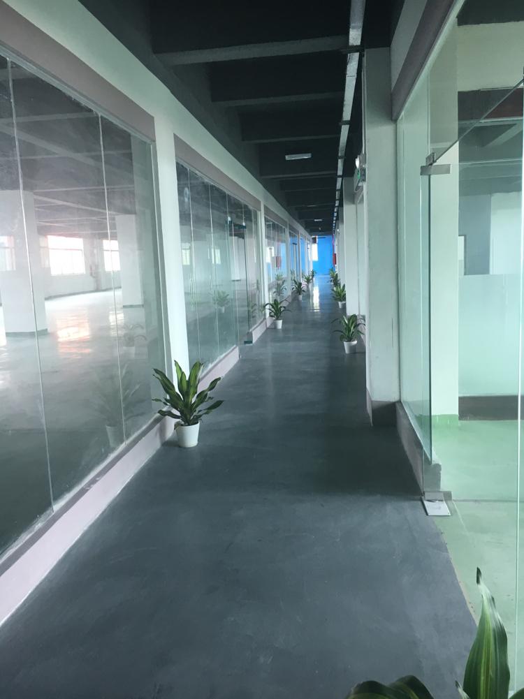 横岗六约社区精装修写字楼1000平方大小已格好,地铁口500