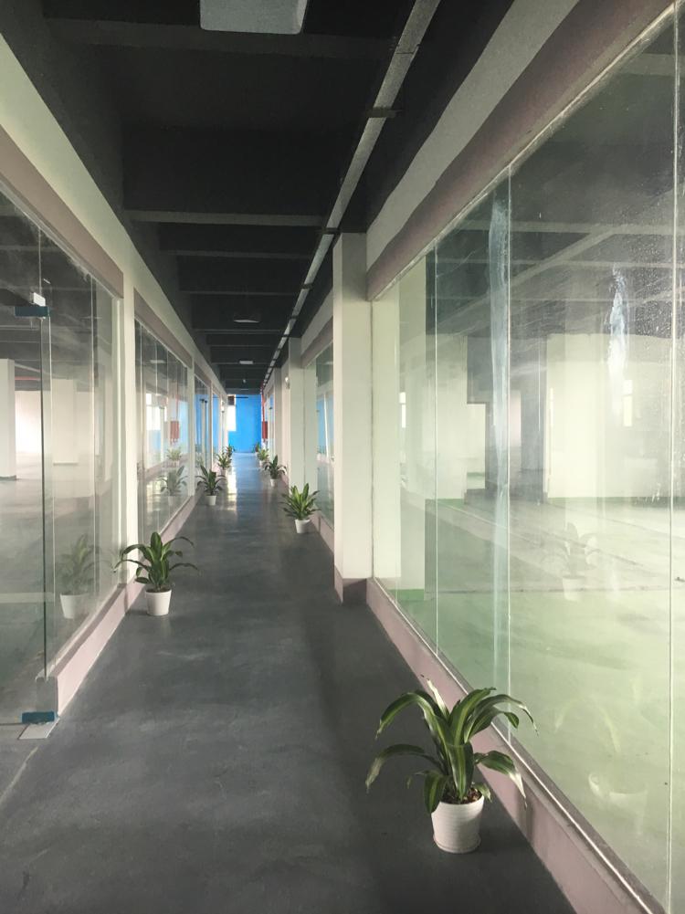 横岗六约社区精装修写字楼1000平方大小已格好,地铁口500