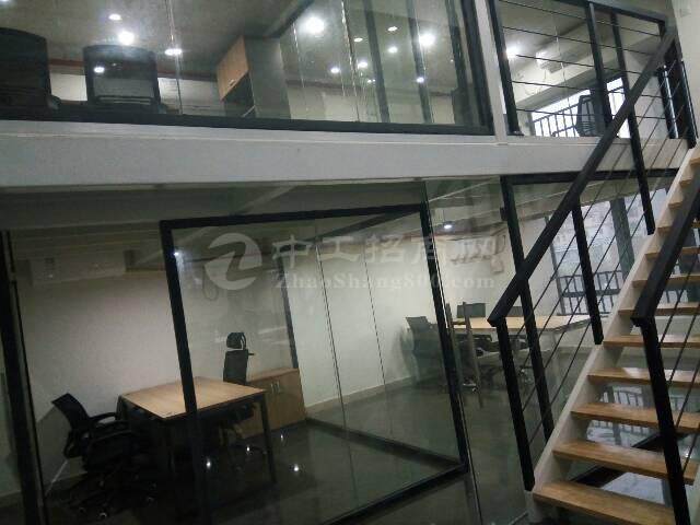 平湖地铁口新出现成装修办公室3000平米对外出租，大小分租4