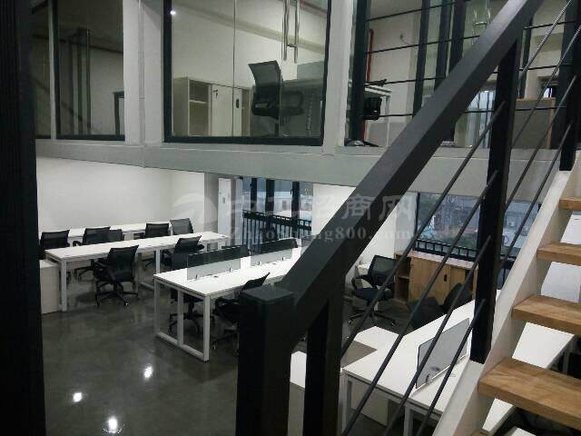 平湖地铁口新出现成装修办公室3000平米对外出租，大小分租5