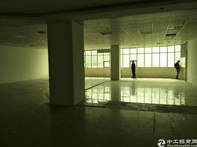 龙胜地铁站B出口旁新出267平方