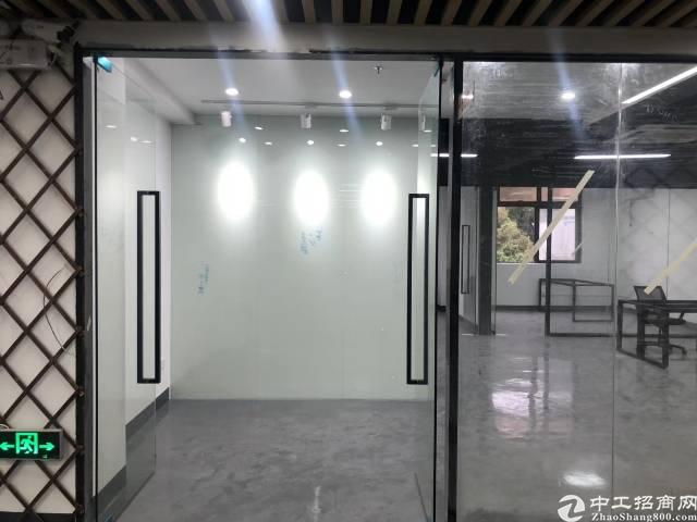 清湖地铁站附近走路5分钟处精装修办公室238㎡