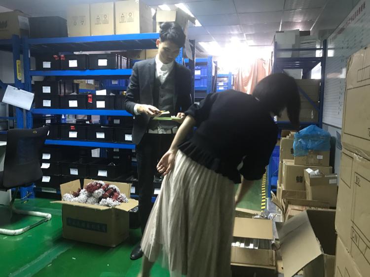 龙华新百丽附近办公楼招租580平,带装修