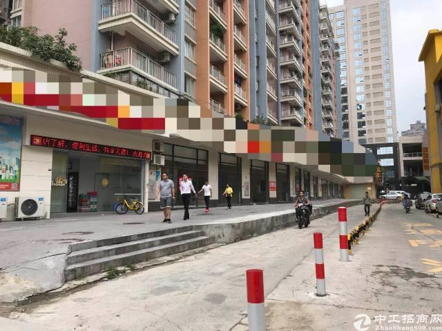 东莞市南城市政府旁一千平方店铺出租1