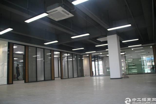 双地铁口附近车位充足,50到500大小格应有全新写字楼招租