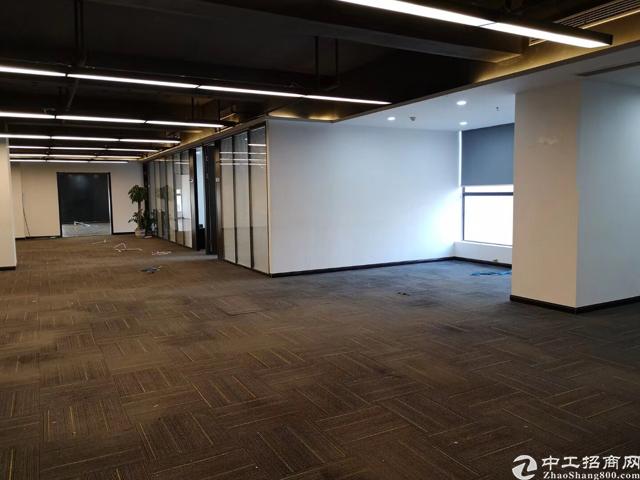 地鉄口财富大厦，方正实用豪装，电梯口位置，看江景2