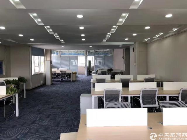 软件园大厦精装带家具，高区方正房型，朝南近地铁2