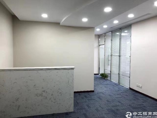 软件园大厦精装带家具，高区方正房型，朝南近地铁1