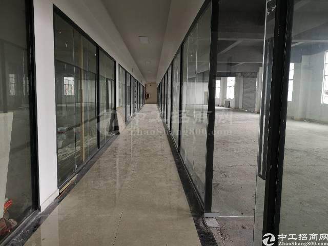 观澜松元中心村新出楼上标准厂房和办公室2800平方大小分租3