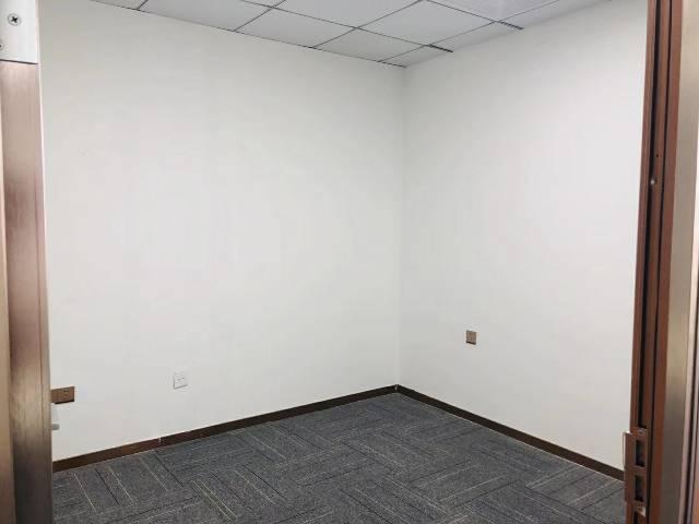 黄埔东区香雪地铁口。精装办公室176~1390平，大小可分