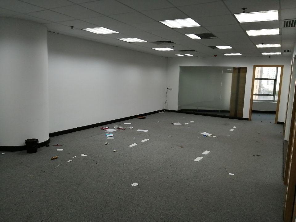 越秀区区庄地铁站150平方全新装修办公室采光好
