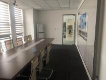 龙泉经开区300平精装修办公室出售，靠电梯，大开间
