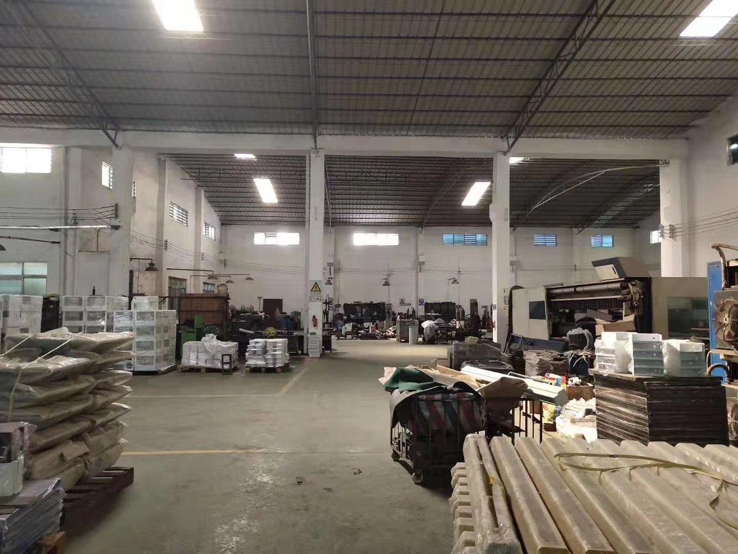 厂房方正,滴水9米高.