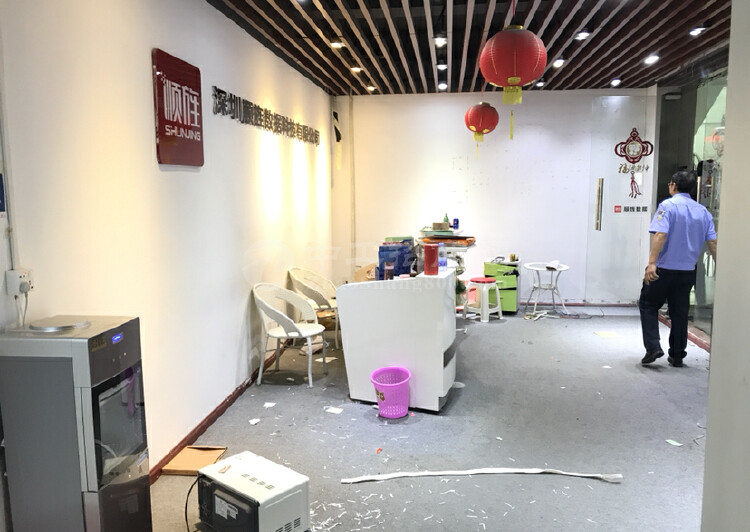 龙华清湖新出园区办公室出租1800平方米带现程装修，价格实惠6